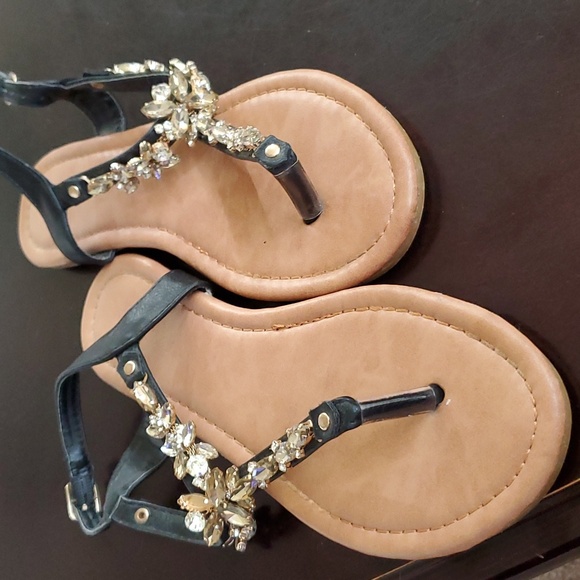 Top Moda 7.5 jeweled sandals 1 stone missing last pic - Picture 2 of 7